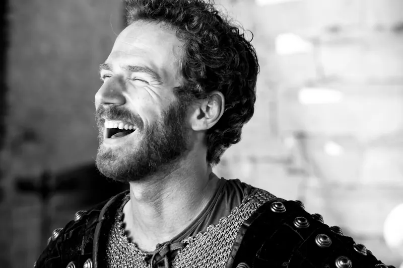 Victor Vidal - Trujillo, actor, caballero medieval, riendo