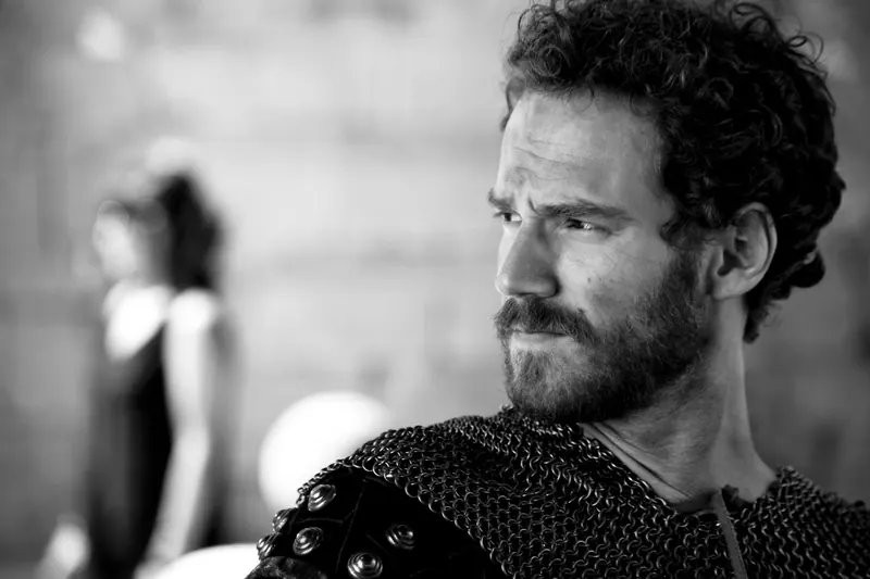 Victor Vidal - Trujillo, actor, perfil serio caracterizado con cota de malla medieval
