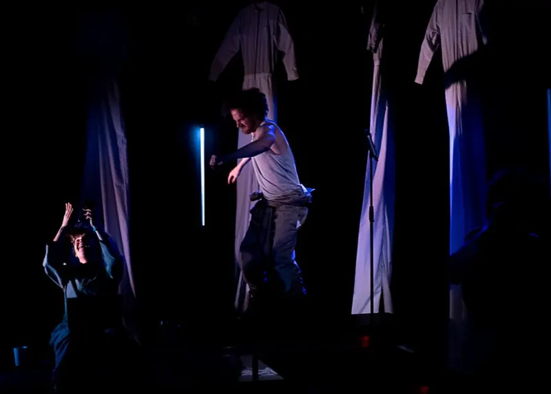 Victor Vidal - Trujillo, actor, escena teatral con iluminación azul nocturna