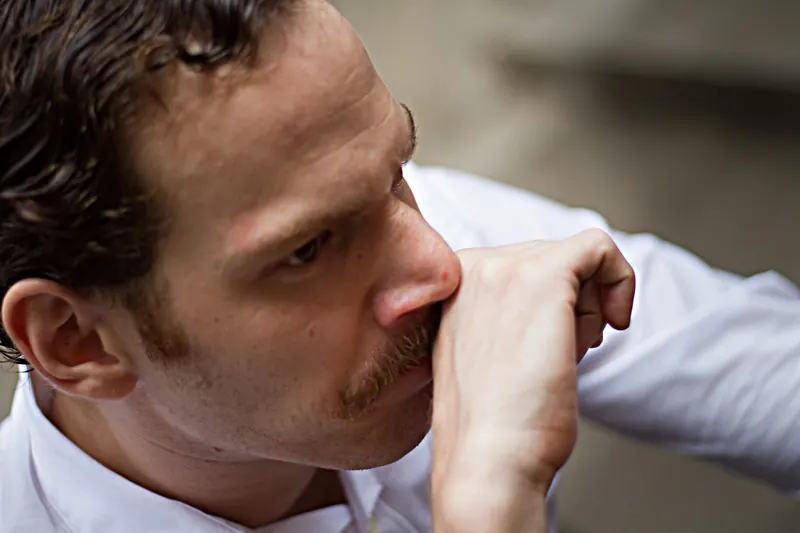 Victor Vidal - Trujillo, actor, primer plano de perfil en actitud reflexiva