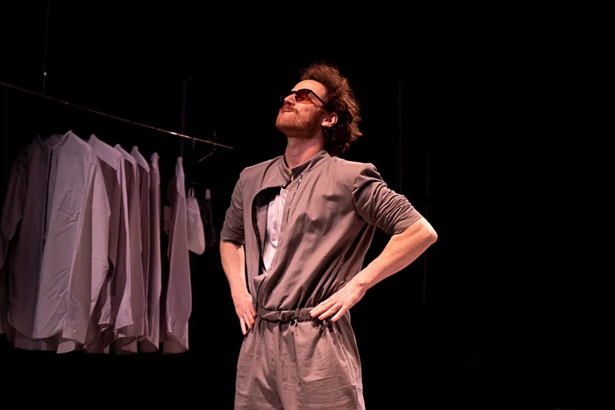 Victor Vidal - Trujillo, ator, cena de teatro com óculos de sol e macacão cinzento