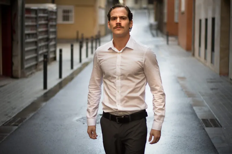 Victor Vidal - Trujillo, actor, retrato caminando por la calle