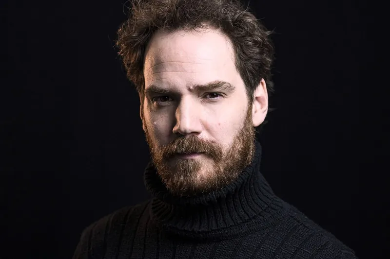 Victor Vidal - Trujillo, actor, retrato de estudio con jersey de cuello alto negro