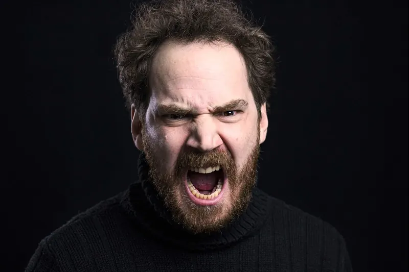 Victor Vidal - Trujillo, actor, retrato de estudio gesticulando con intensidad