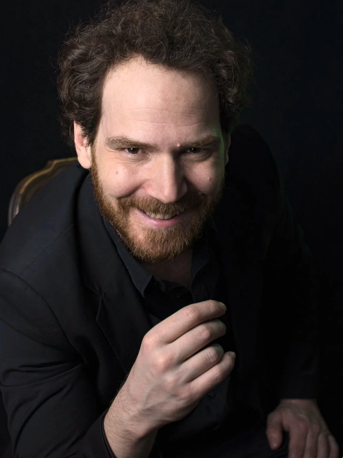 Victor Vidal - Trujillo, ator, retrato de estúdio com expressão irónica