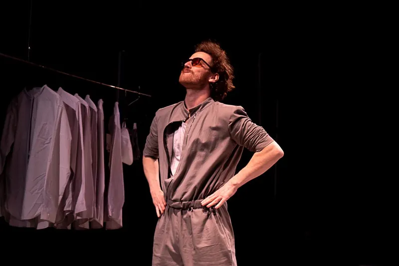 Victor Vidal - Trujillo, actor, escena de teatro con gafas de sol y mono gris